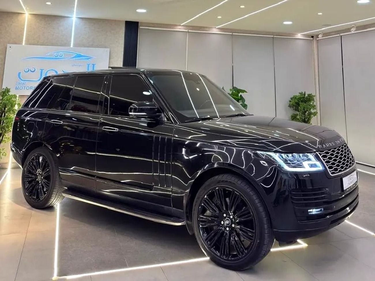 Land Rover Range Rover VOGUE SE AUTOBIOGRAPHY FACELIFT || RR VOGUE V8 || GIVEN WARRANTY || TOP RANGE || GCC || VIP CONSOLE