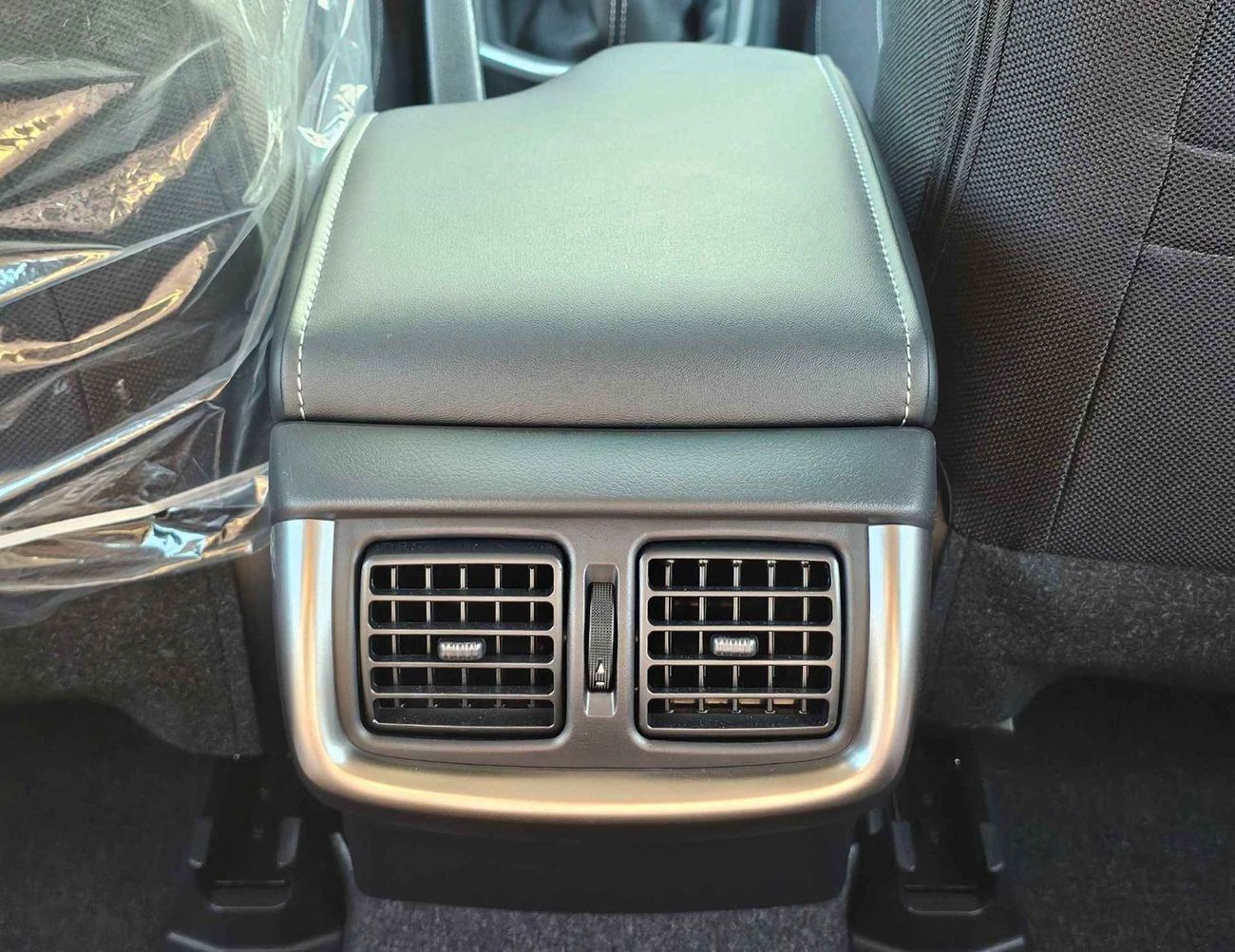 تويوتا هيلوكس SR5 WIDE BODY / 2.4L V4 DIESEL M/T / DVD CAMERA / PUSH START / FULL OPTION (CODE # HDMH2)