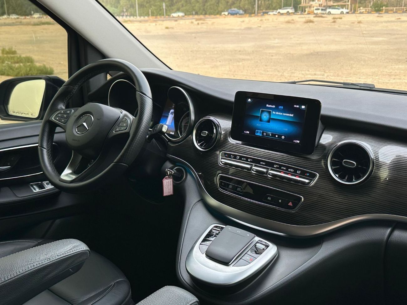 Mercedes-Benz V 250 Std 2.1L MERCEDES V-250 GCC 2024 ORGINAL PAINT // LOW MILEAGE // PERFECT CONDITION