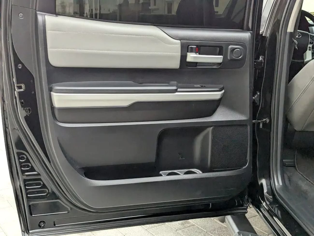Toyota Tundra CrewMax Limited | 5.7L i-Force V8 | Full Size Luxury Pickup