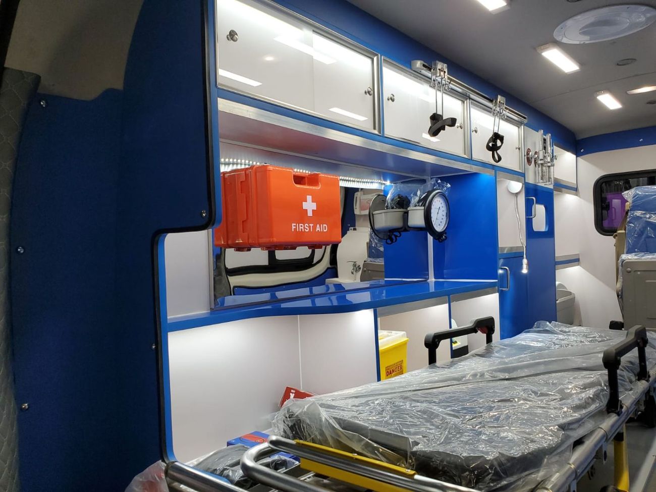 تويوتا هاياس 2025 Toyota Hiace 3.5 Petrol MT High Roof GCC (Ambulance)