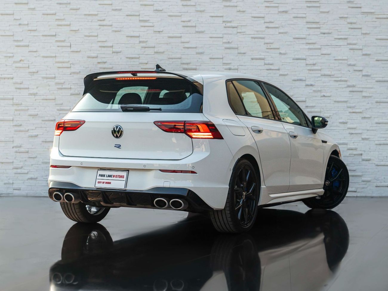 فولكس واجن جولف ار AED 2,595 PM • GOLF R • ONLY 17,000 KM • OFFICIAL VOLKSWAGEN WARRANTY UNTIL 07/2025 • CLEAN TITLE