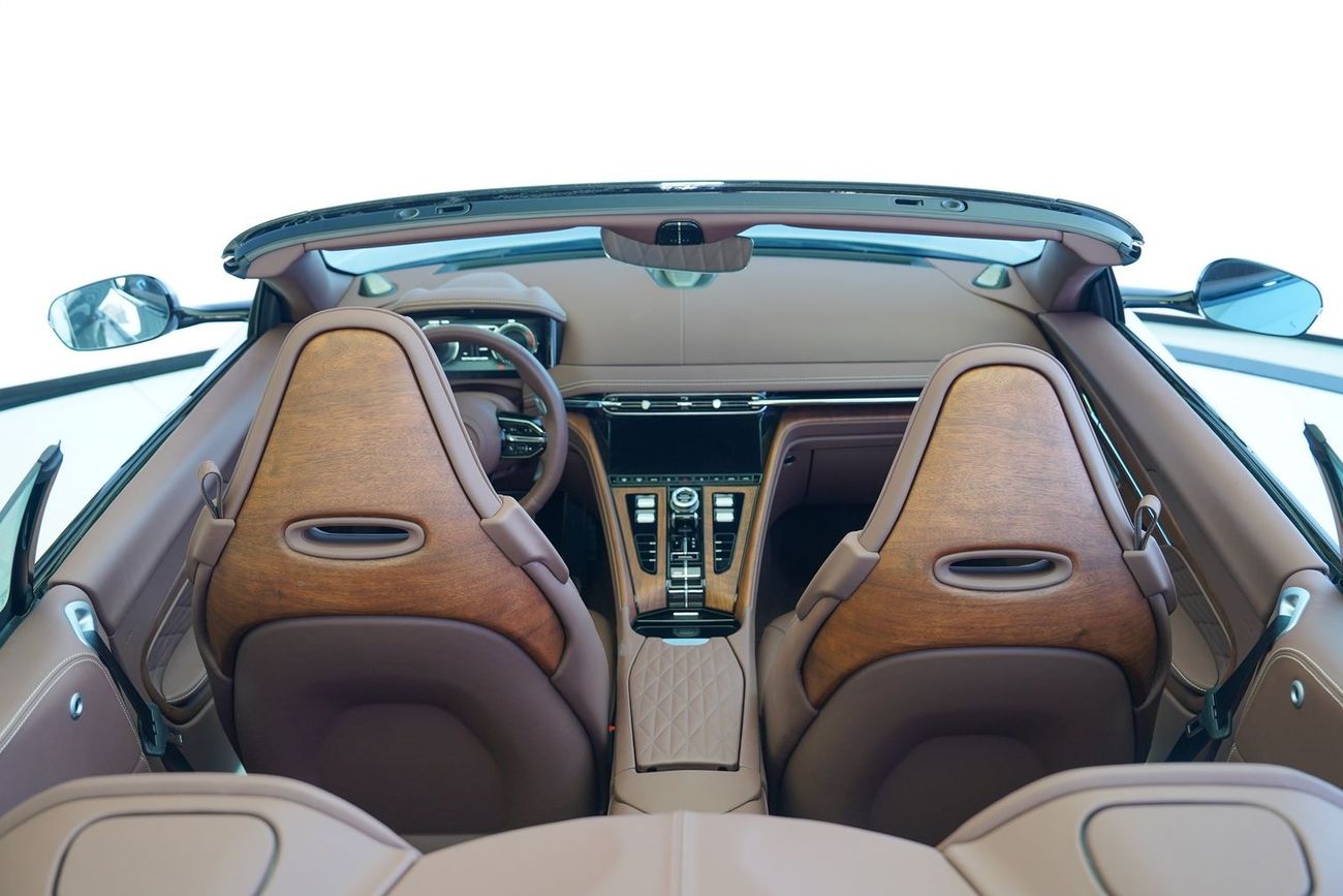 أستون مارتن DB12 VOLANTE