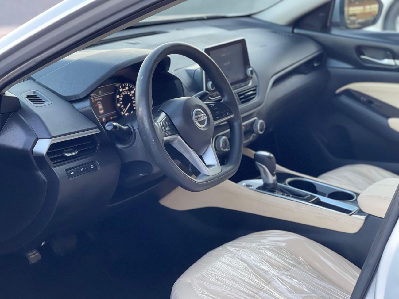 نيسان ألتيما SV / V4 2.5L / رادار / قراءة الطريق / نقطة عمياء / شاشة كبيرة / في حالة ممتازة