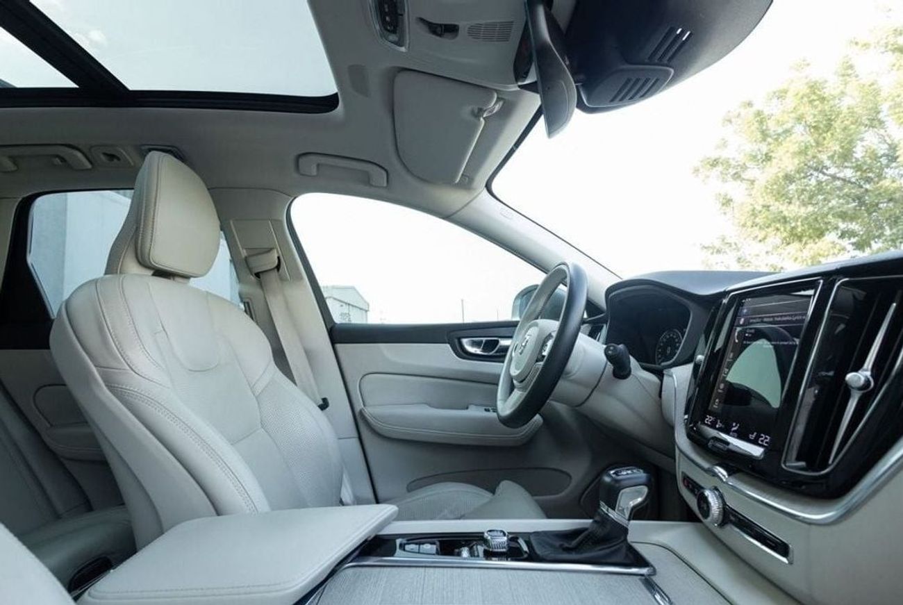 فولفو XC 60 T5 Momentum 2.0L AWD Volvo XC60 T5 2021 GCC under Agency Warranty and Service Contract with Flexible