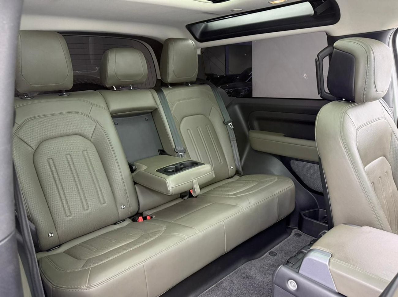 Land Rover Defender P400 90 HSE 3.0L (5 Seater) 2022 Land Rover Defender 90 HSE P400, 2027 LR Warranty, Full LR Service