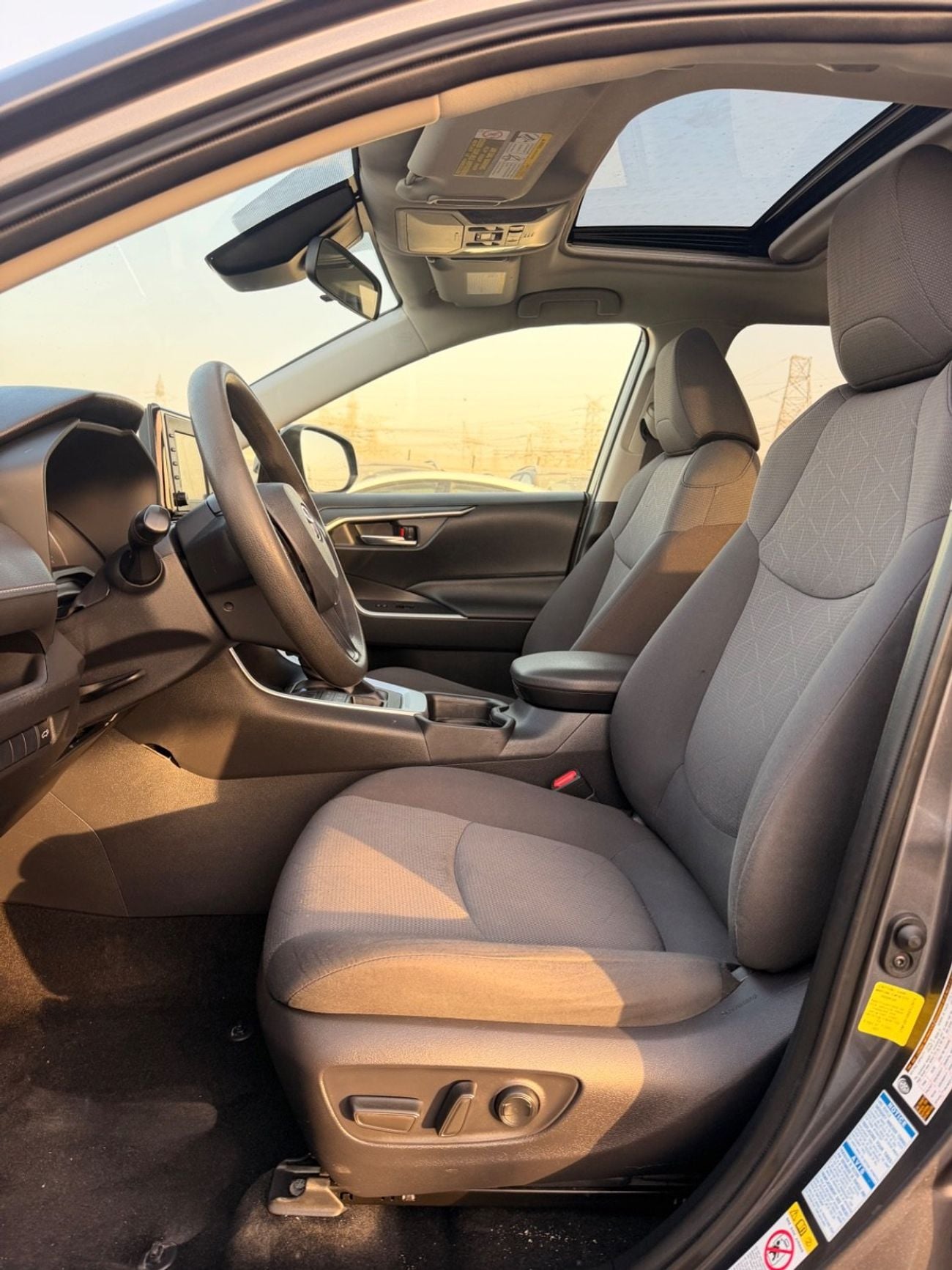 تويوتا راف ٤ XLE 4x4 Drive Full option/ sunroof, push start