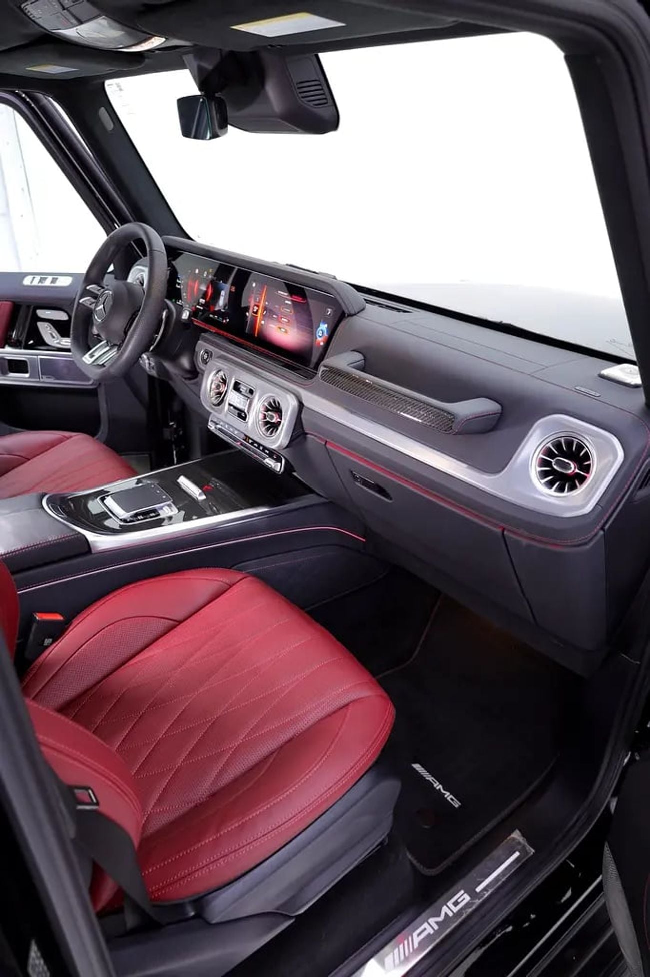 Mercedes Benz G63 AMG G63 MANUFAKTUR EDITION + DOUBLE NIGHT PACKAGE + CARBON INTERIOR+ 5 YEARS GARGASH WARRANTY + SERVICE