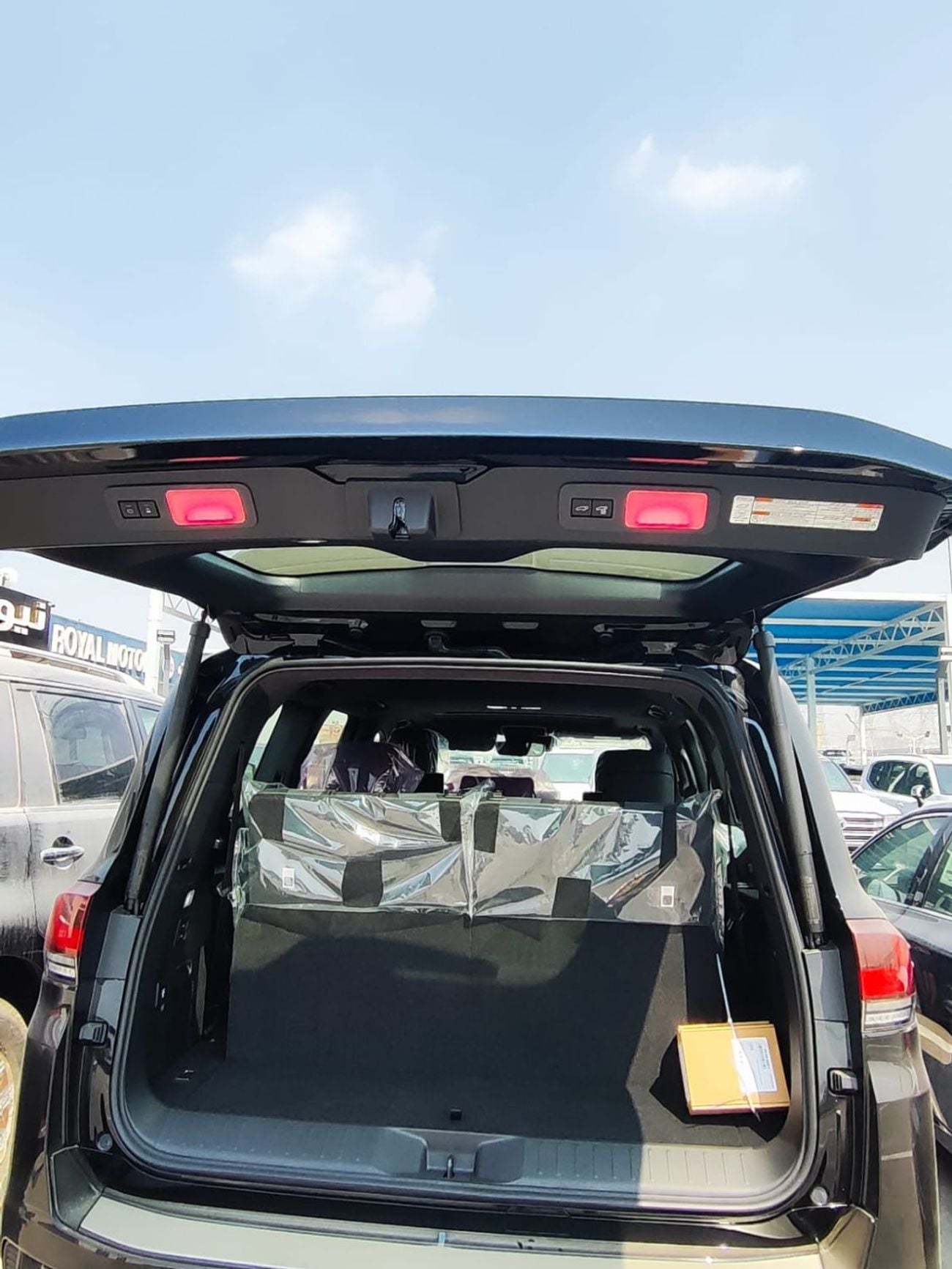 Toyota Land Cruiser VX TOYOTA Land Cruiser VX 4.0 P AT Omani SPECS Fully Loaded| Soft door close | JBL| Back LED lighting|