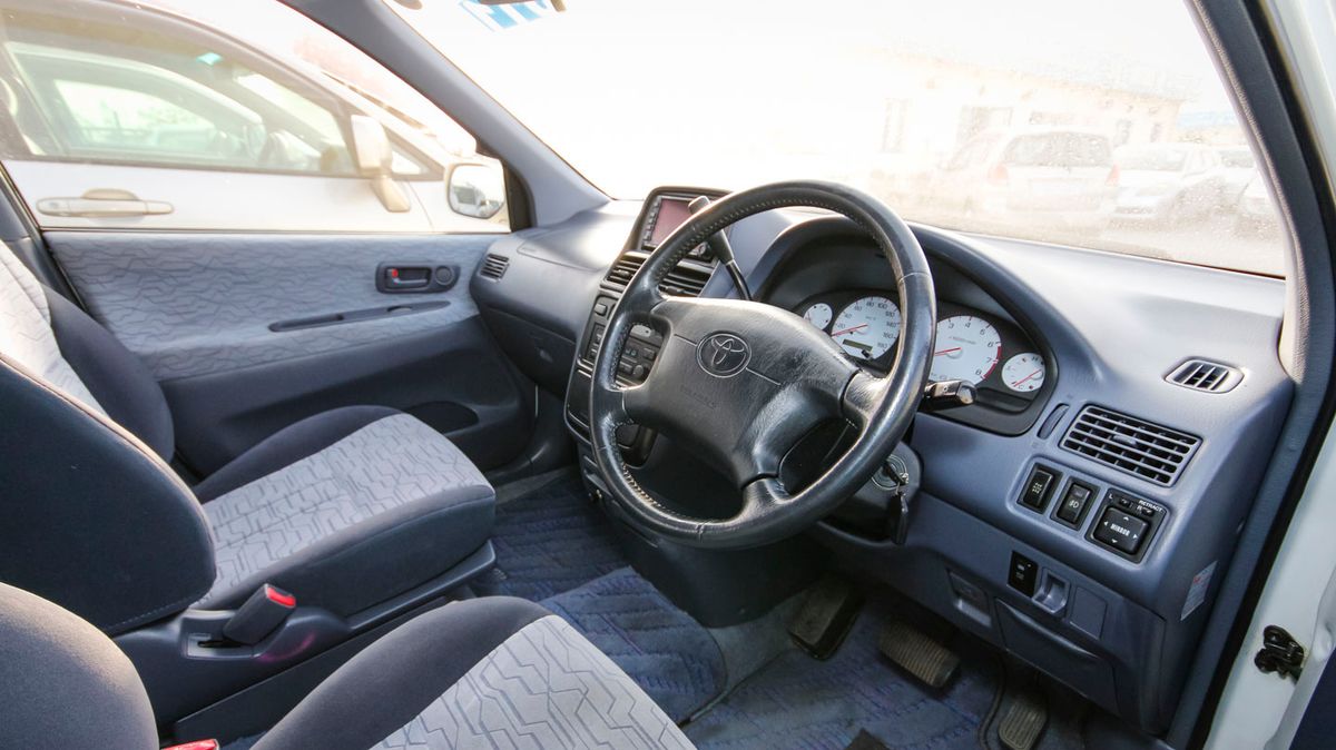 Toyota ipsum салон