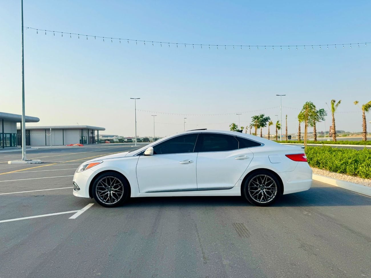 Hyundai Grandeur STD (NON GCC) Hyundai Grandeur / Azera 2015 New Shape | Top Line | Korean Specs | Clean Title
