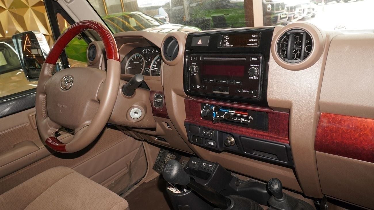 تويوتا لاند كروزر بيك آب LX 4.0L V6 M/T