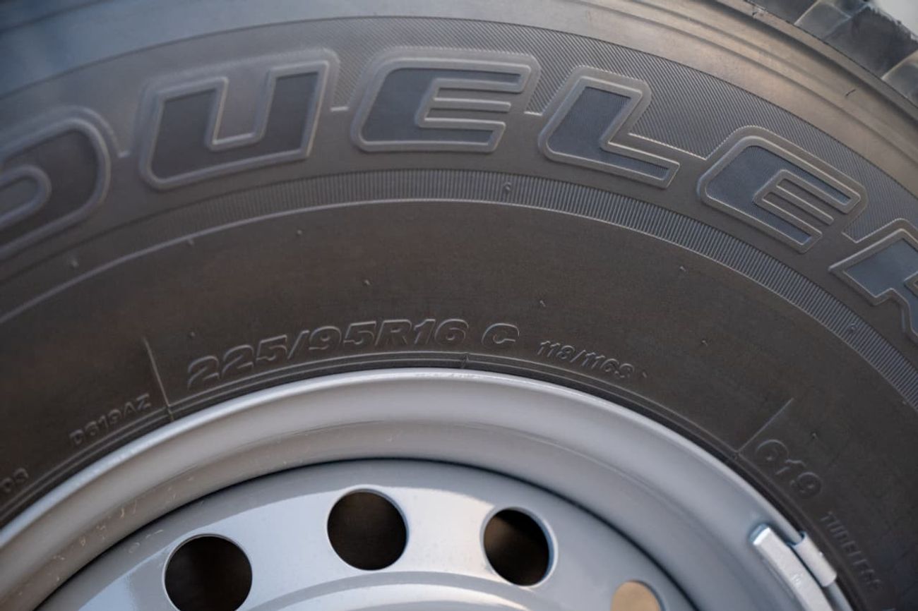 تويوتا لاند كروزر بيك آب 2.8L, 4-cylinder, DOHC, Turbo Diesel . 3 seats . 2 Doors