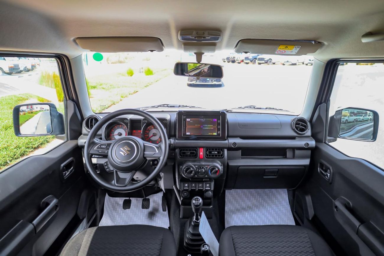 سوزوكي جيمني للبيع في دبي الإمارات: سوزوكي جمني GL بابين 2026 جديدة بالكامل. عداد صفر، قير عادي، بنزين، دفع رباعي