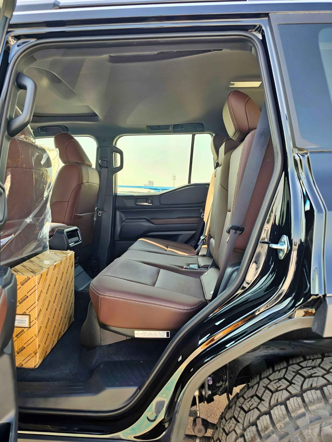 تويوتا برادو ADVENTURE TURBO / 2.4L PETROL V4 / RMT ENG START / 10 ABG TOWING HITCH / LETAHER WITH VENTILATION SE