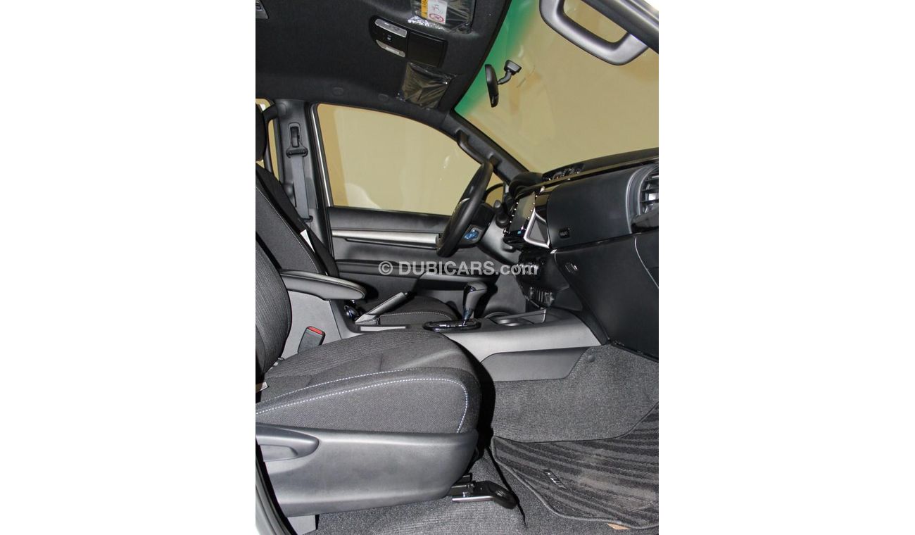 Toyota Hilux SR5 ADVENTURE 4.0L, Bumper, Grille, Overfender, Alloy Rims 18'', Deck Bar, Bed Liner, DVD+Sensors