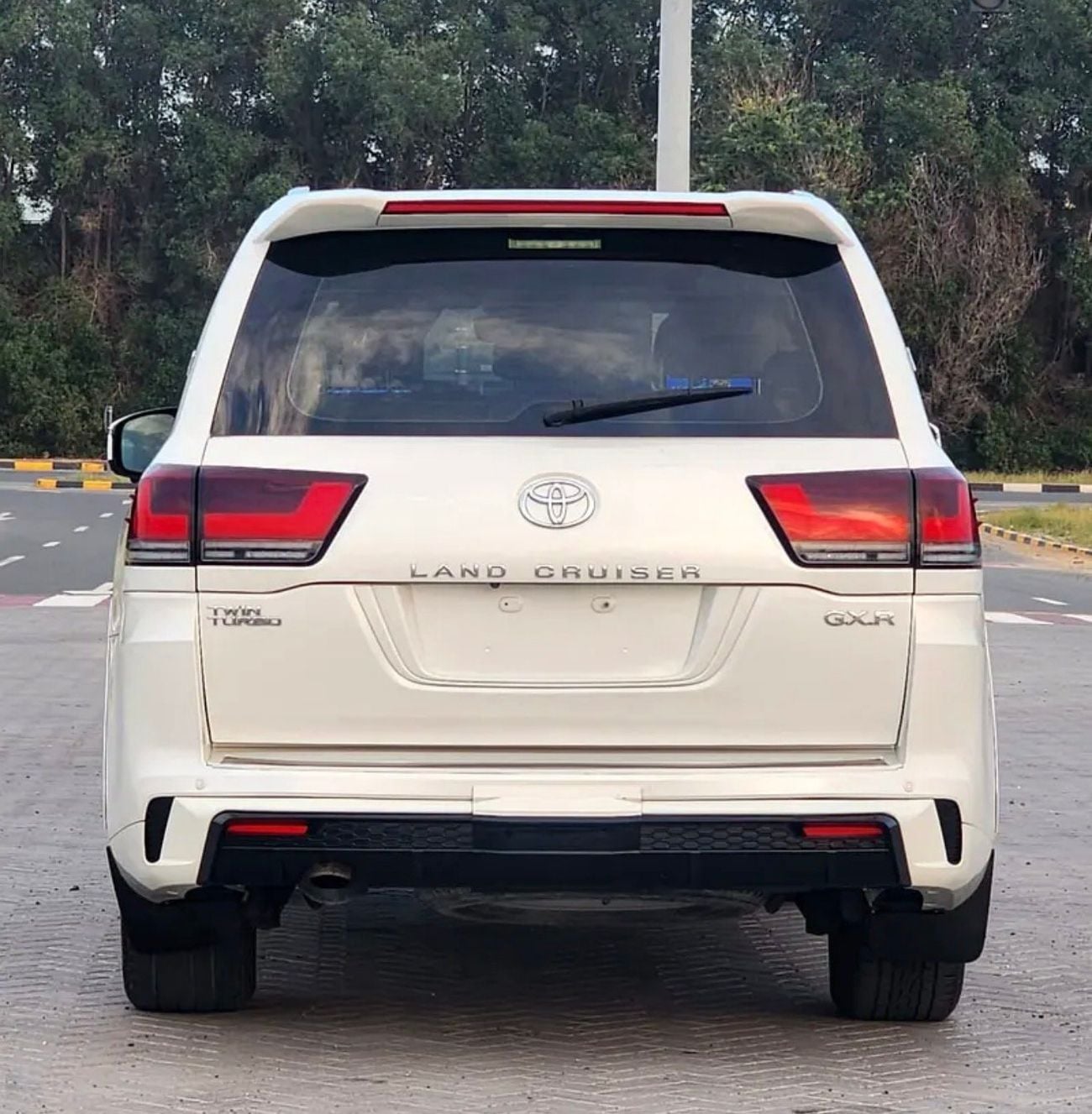 Toyota Land Cruiser GXR 2018 MODEL FACELIFT TO 2024 SHAPE EXTERIOR AND INTERIOR BOTH FULL OPTION