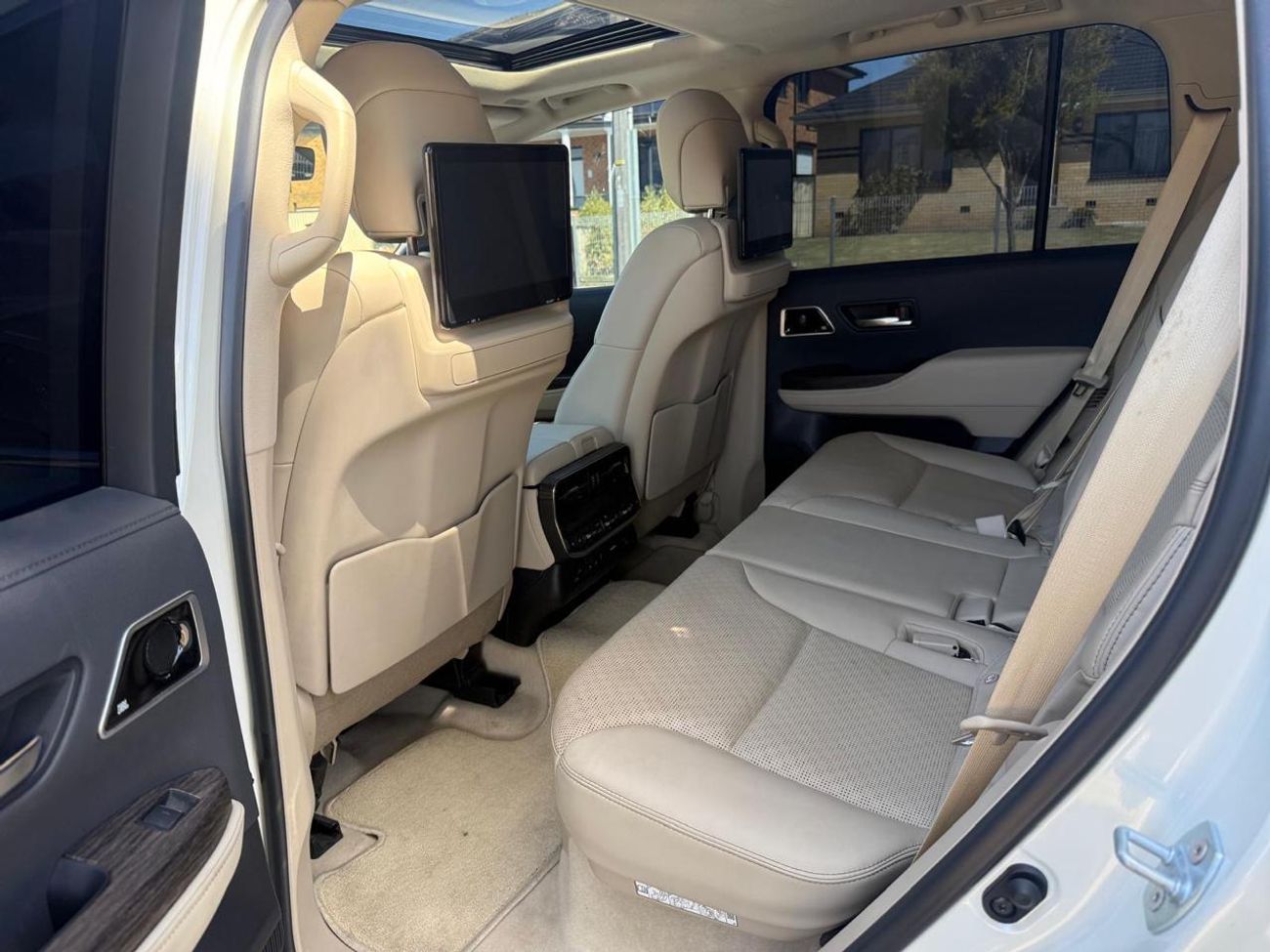 Toyota Land Cruiser DIESEL 3.3 LITER ,RIGHT HAND SAHARA ,BEIGE INTERIOR