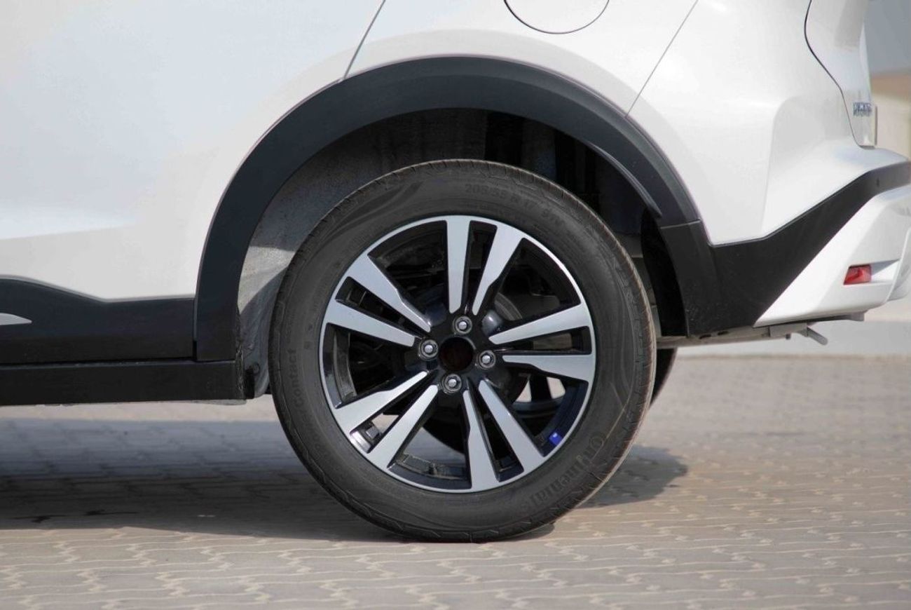 Nissan Kicks 2024 Nissan Kicks 1.6 SV - White Body & Black Roof Inside Black | Export Only