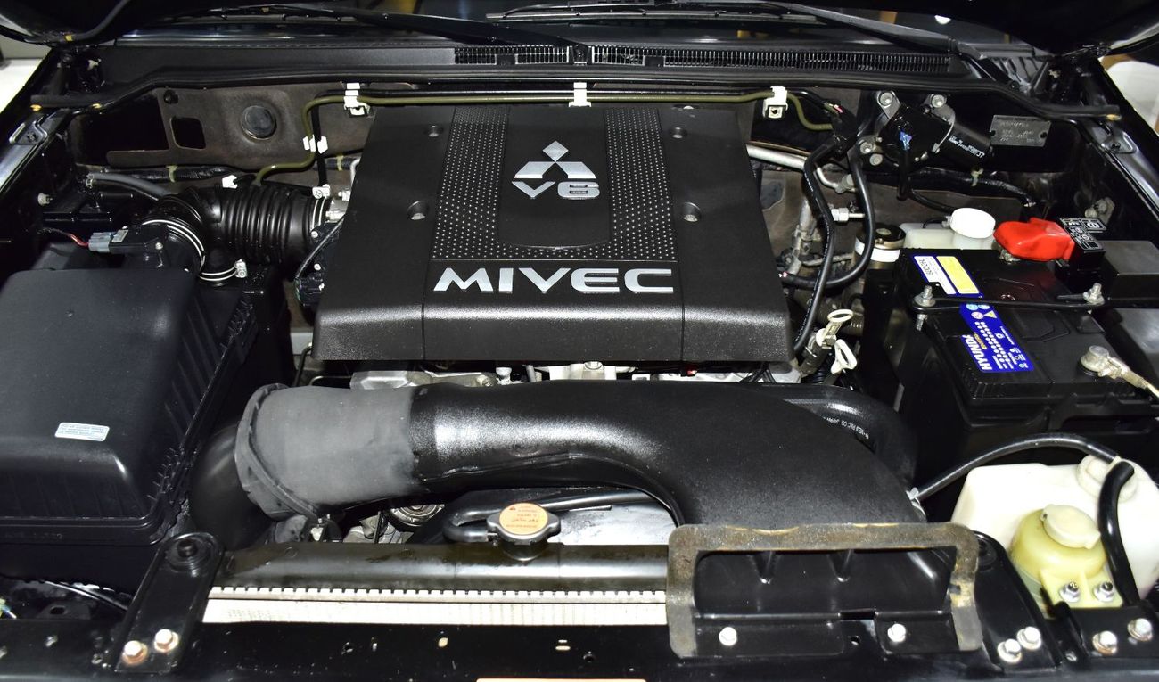ميتسوبيشي باجيرو EXCELLENT DEAL for our Mitsubishi Pajero 3.8L GLS ( 2009 Model ) in Black Color GCC Specs