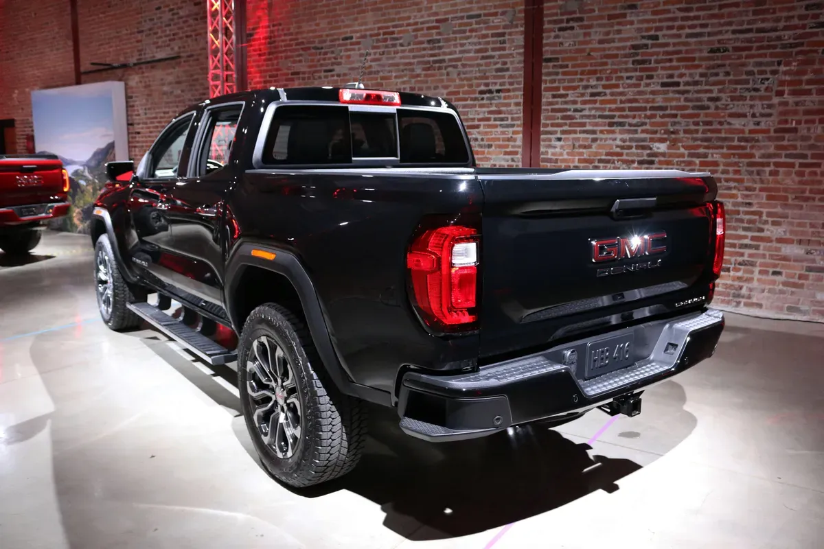 جي أم سي كانيون exterior - Rear Right Angled