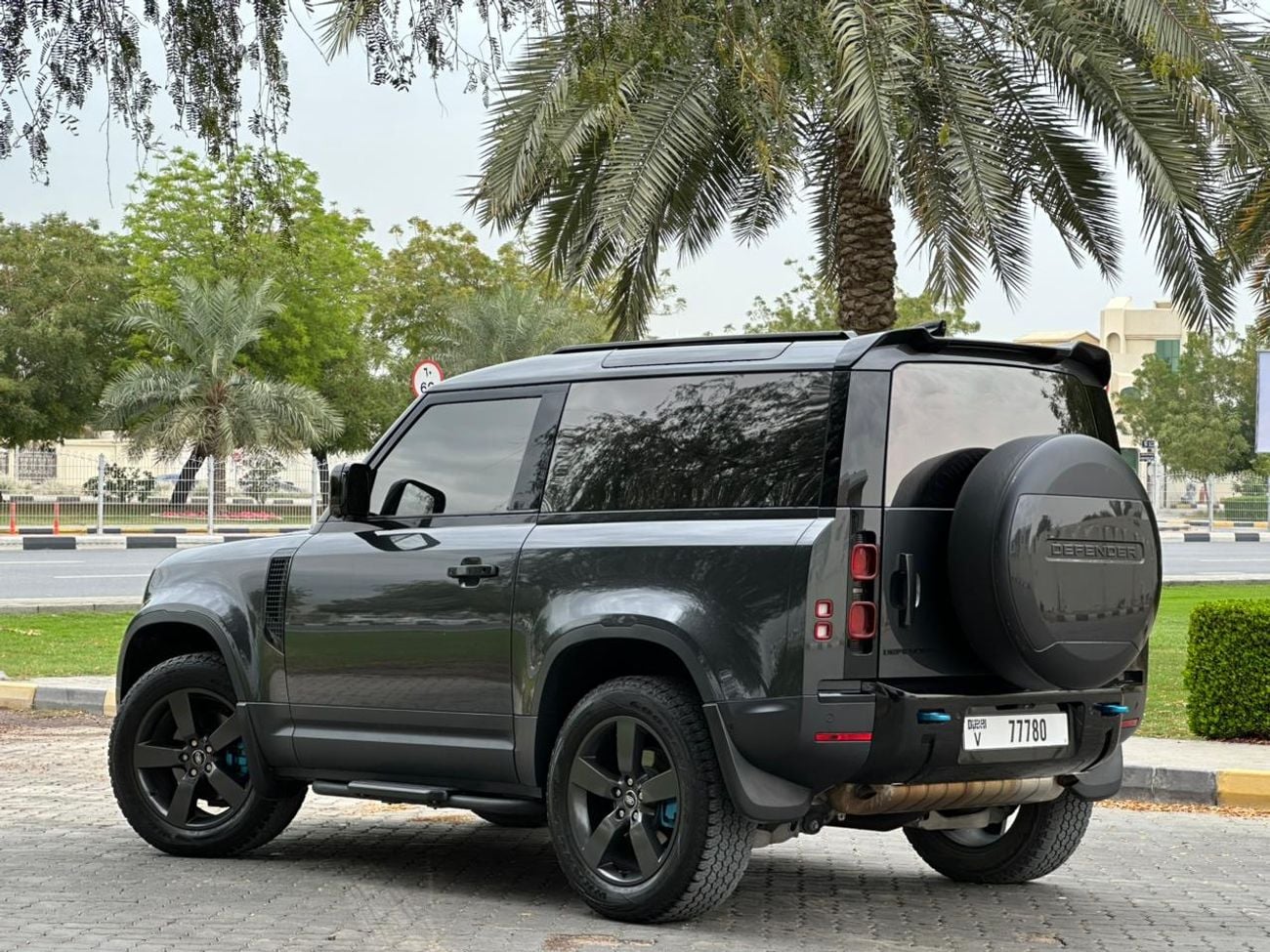 Land Rover Defender P300 90 SE 2.0L (5 Seater) DEFENDER 90 SE P300 GCC 2023 // AL TAYER WARRANTY // FSH // ORIGINAL PAIN