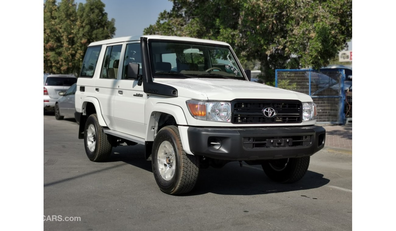 Toyota Land Cruiser 4.2L DIESEL, 16" ALLOY RIMS, KEY START, XENON HEADLIGHTS (CODE # LX7601)