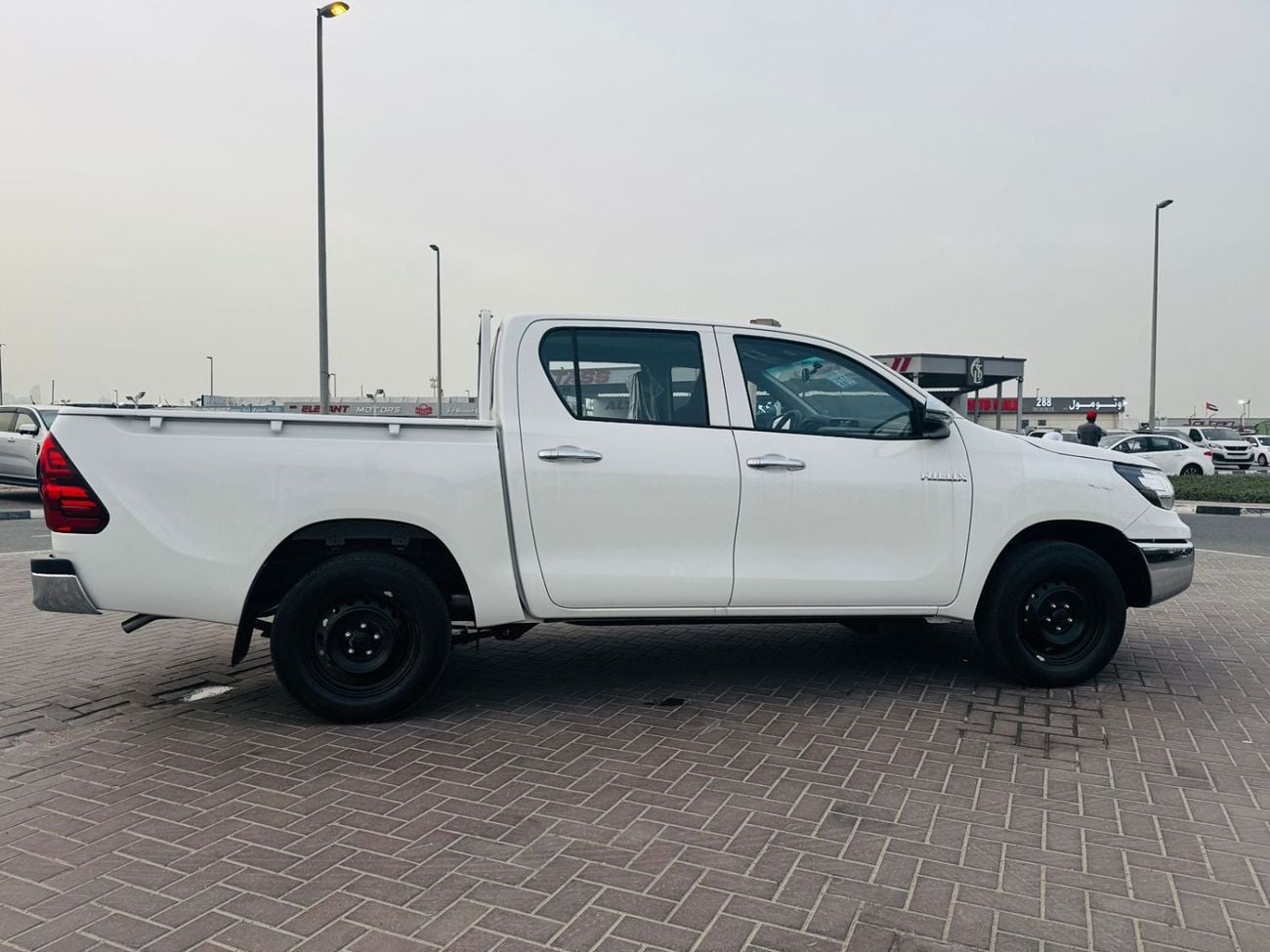 تويوتا هيلوكس 2.0 L PETROL I M/T I DCABIN  4X2  I  PETROL