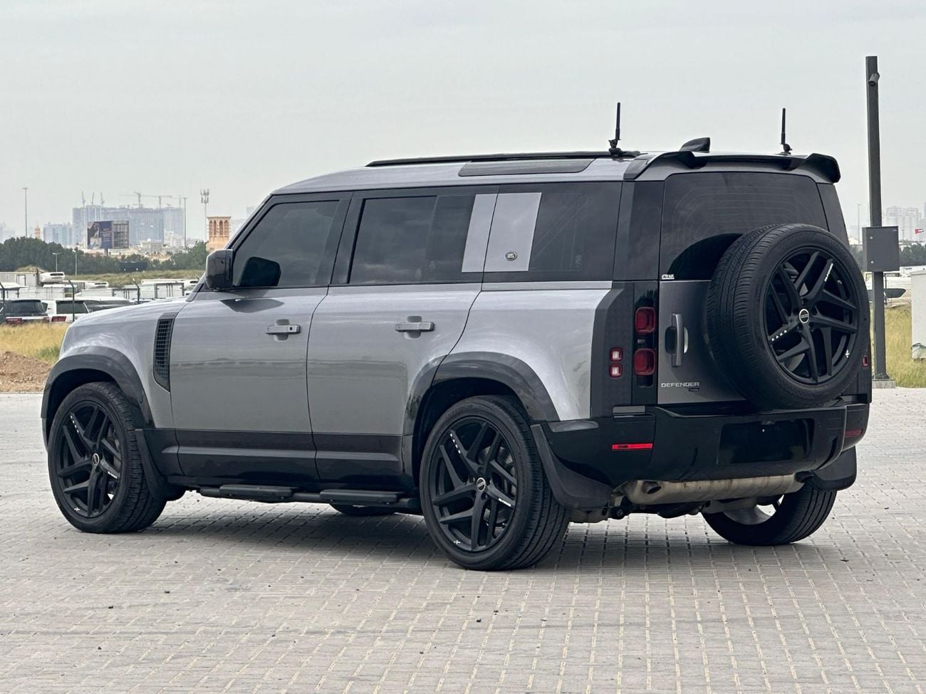 Land Rover Defender P400 110 HSE 3.0L (5 Seater)