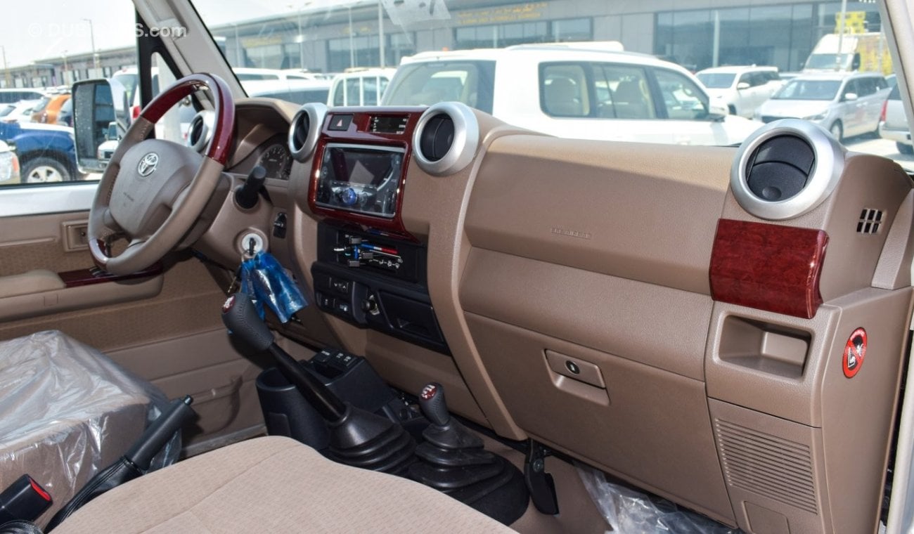 Toyota Land Cruiser Pick Up LX V6 4/4 Petrol Silver ,Difflock ,Wooden interior,power window , centre lock,