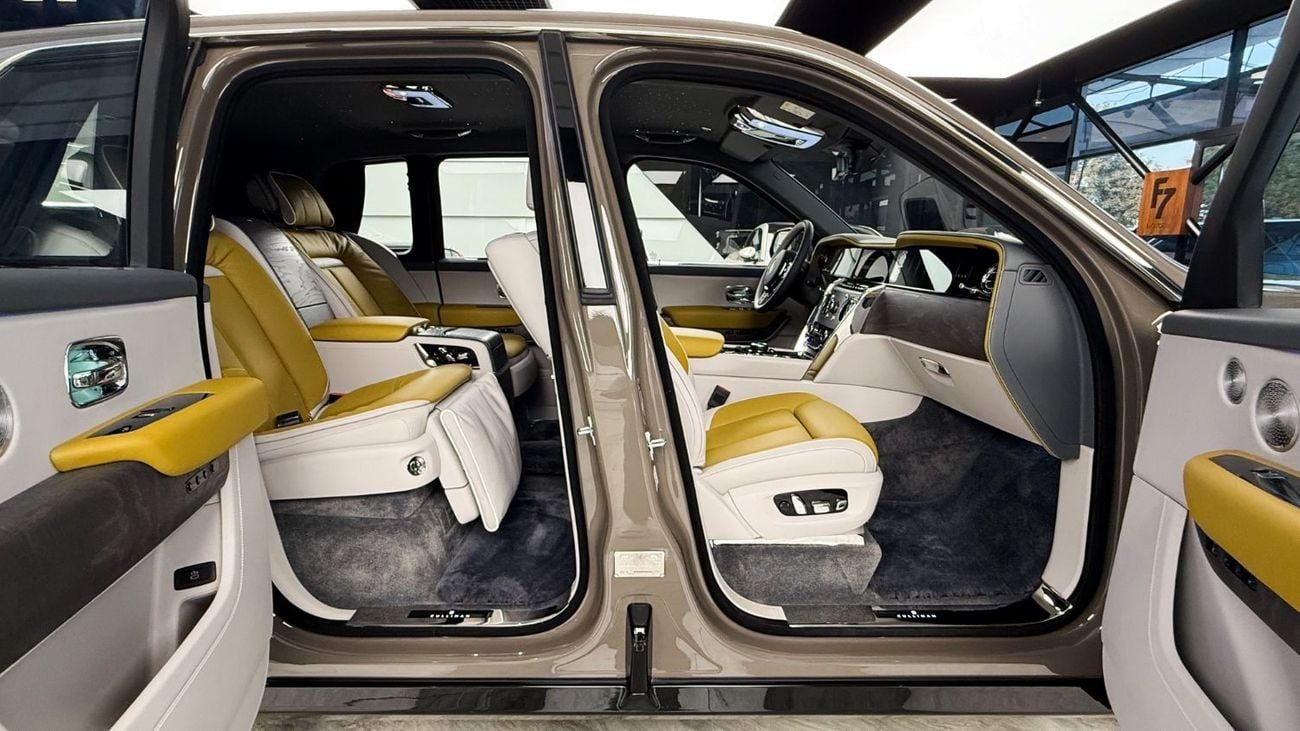 Rolls-Royce Cullinan Rolls Royce Cullinan Silver Badge - 2025 - Bespoke Color Edition