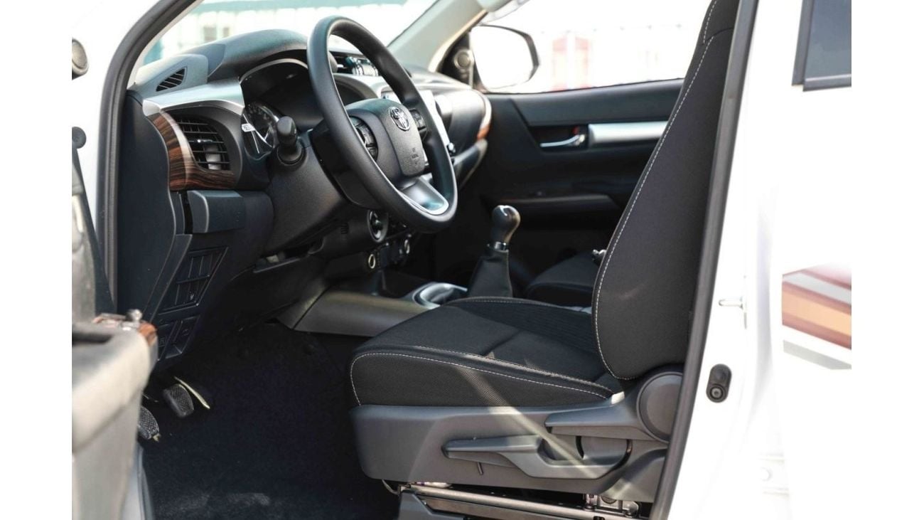 تويوتا هيلوكس تويوتا هيلوكس 2024 ذات الكابينة المزدوجة 2.7 HI - أبيض بلاتيني لؤلؤي من الداخل أسود | للتصدير فقط