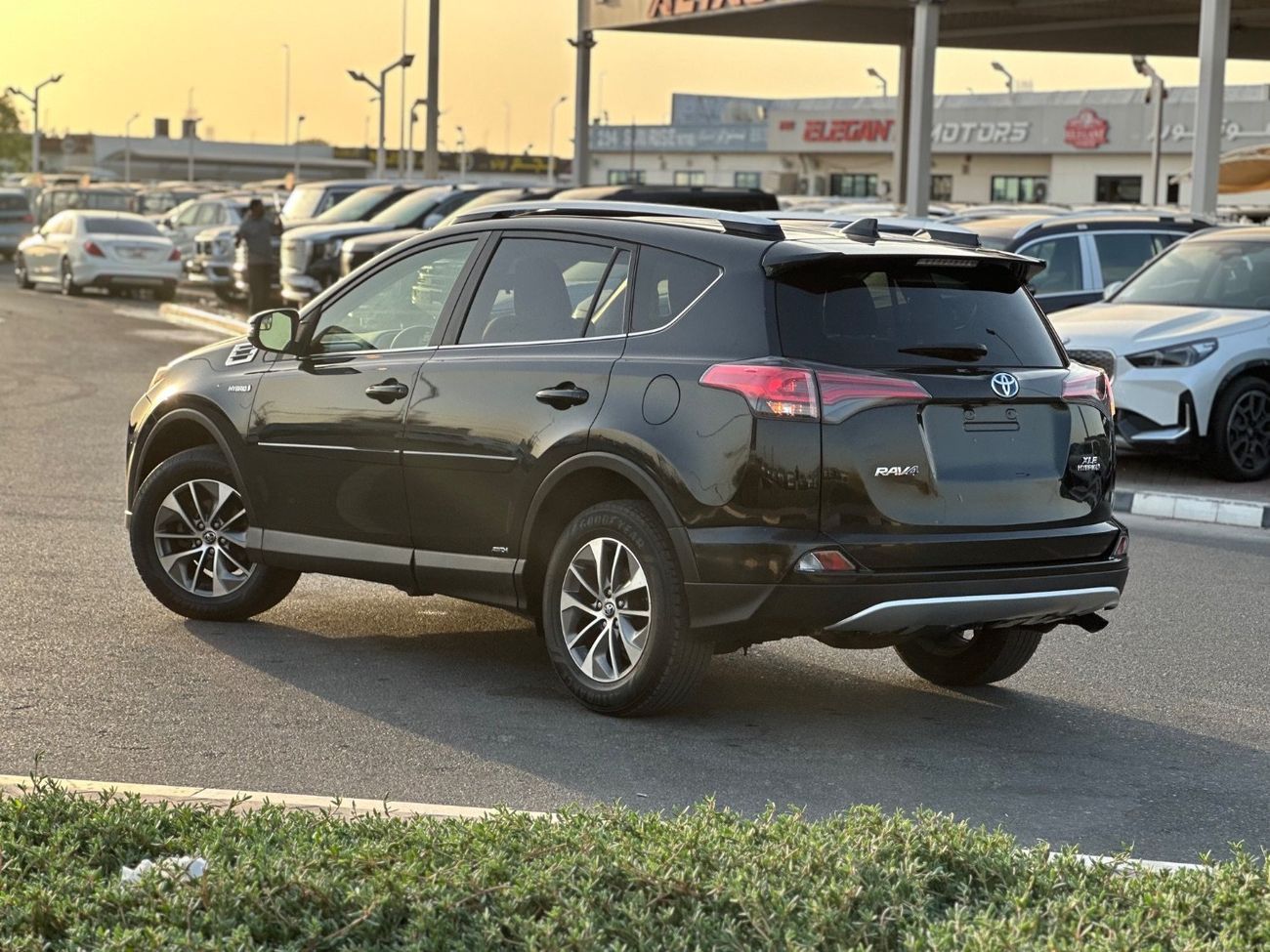Toyota RAV4 Hybrid XLE Sunroof, push start full option