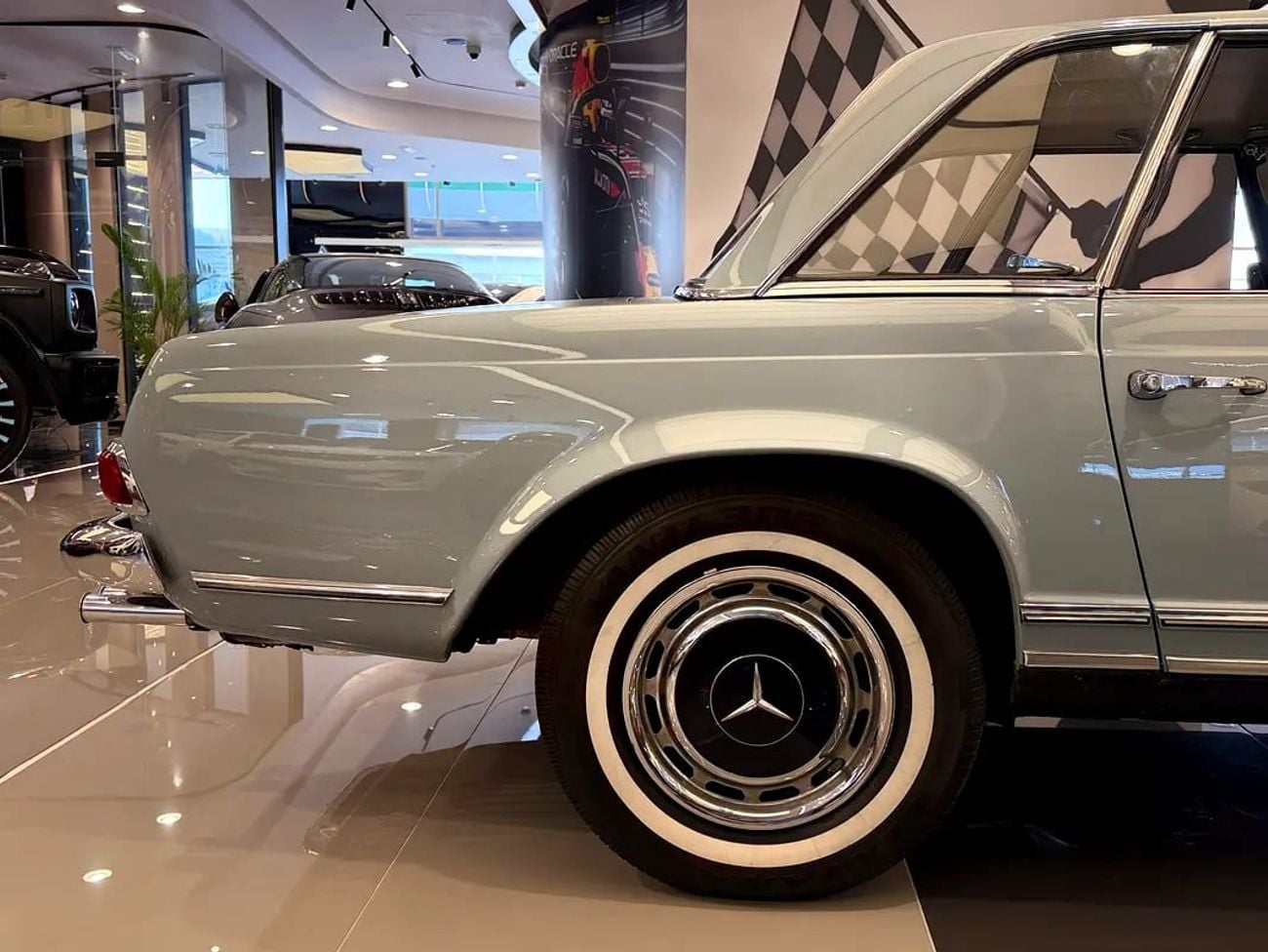 Mercedes Benz SL 280 Pagoda (W113) - Japanese Specs