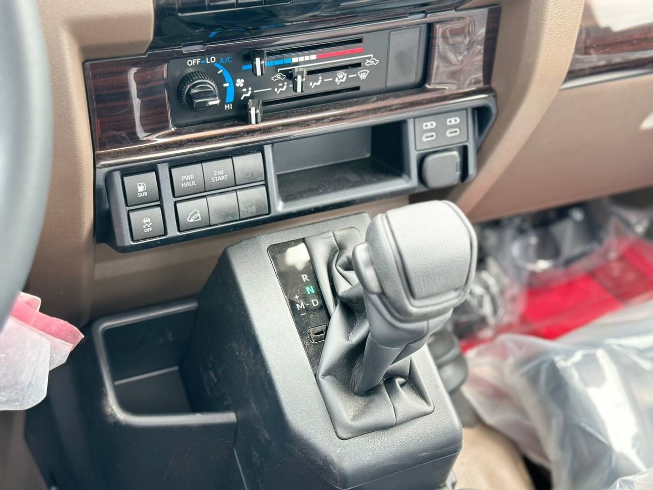 تويوتا لاند كروزر بيك آب S/C LC79 4.0 A/T PTR // 2026 // كاملة المواصفات مع رادار، صندوق تبريد، قفل تفاضلي، مشغل DVD وكاميرا