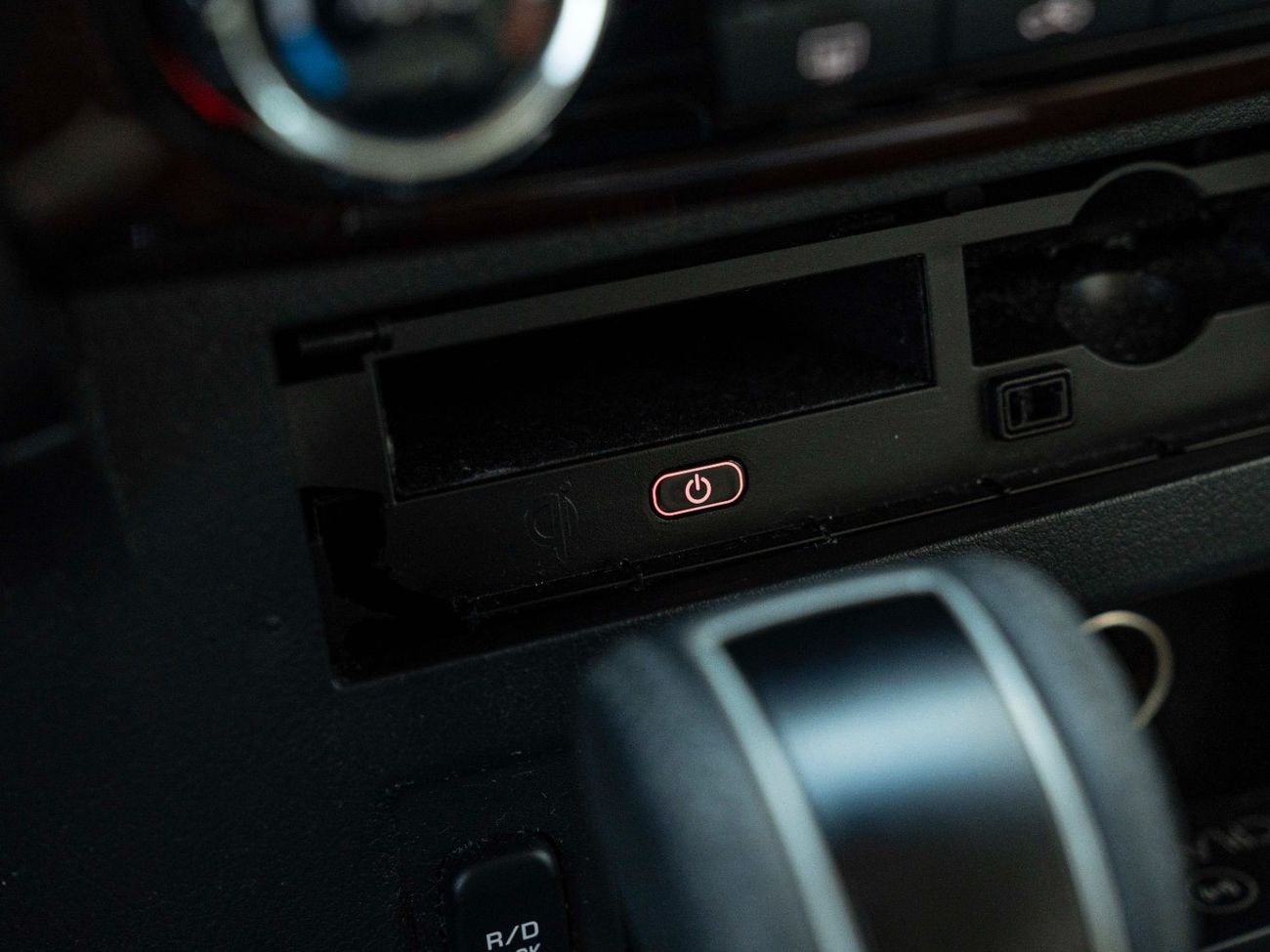 ميتسوبيشي باجيرو AED 1,415 PM • 3.8L PAJERO GLS TOP • ONLY 60,000 KMS • GOLD EMBLEM PACKAGE WITH RHINO ROOF-RACK