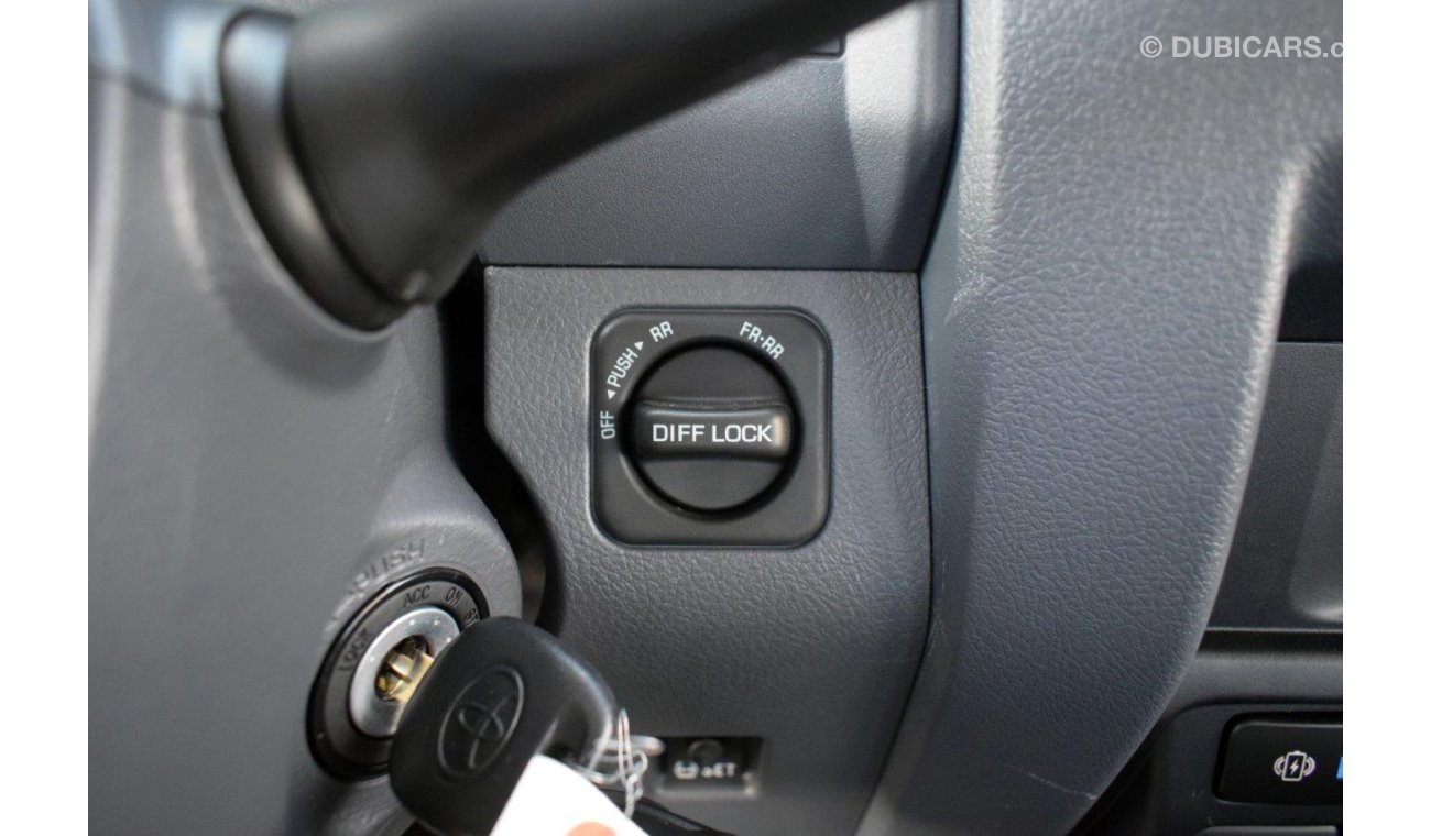 Toyota Land Cruiser Pick Up 79 Double Cabin V8 4.5L Diesel MT Limited -