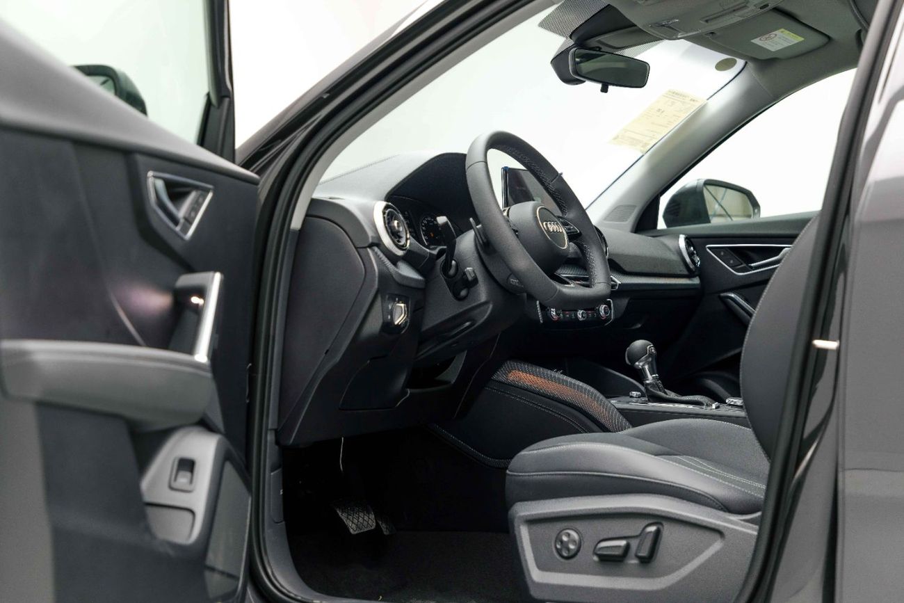 Audi Q2 Fashion 1.5L - Black Inside Black