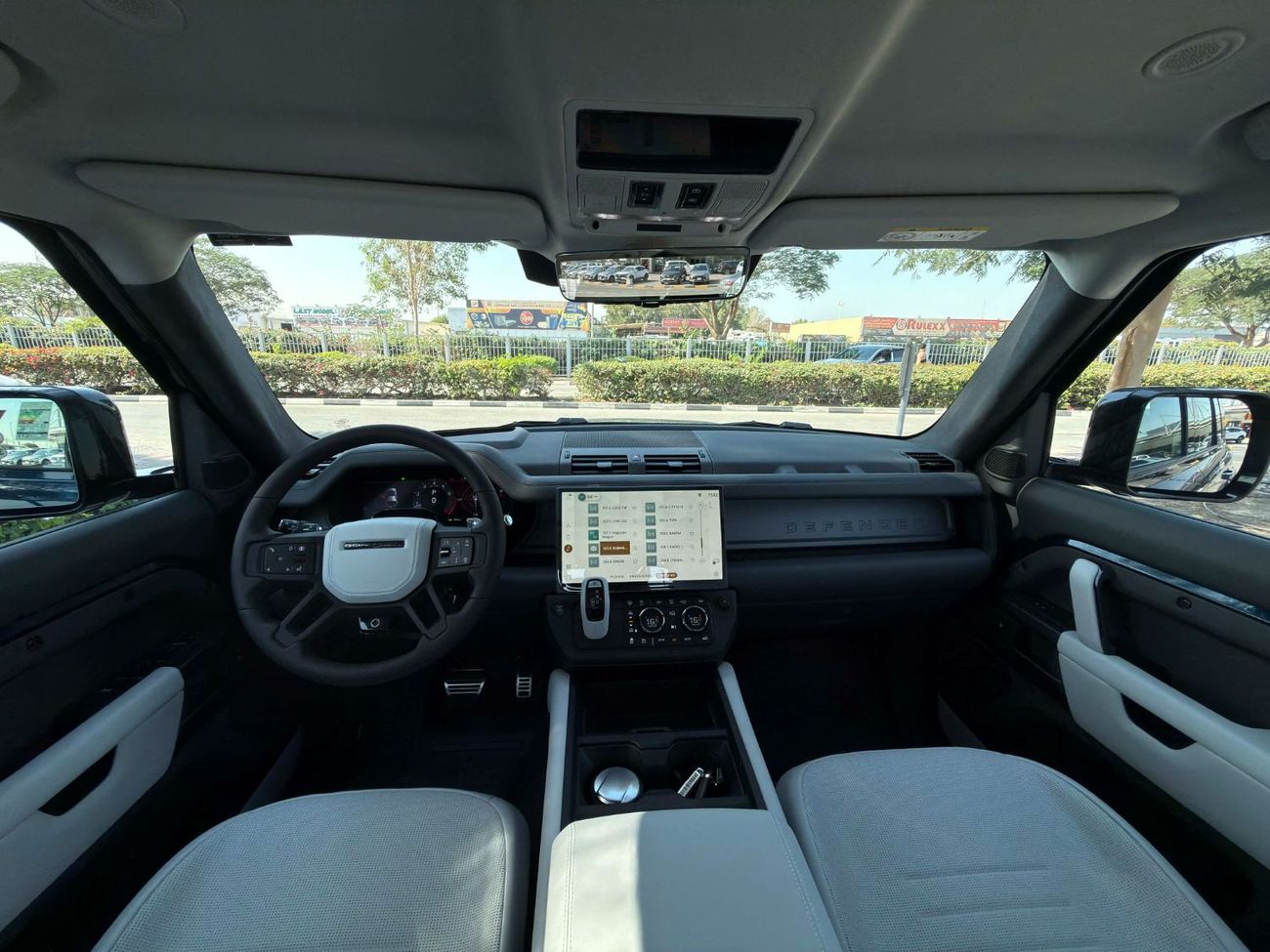 Land Rover Defender GCC SPEC BRAND NEW UNDER WARRANTY AND SERVICE