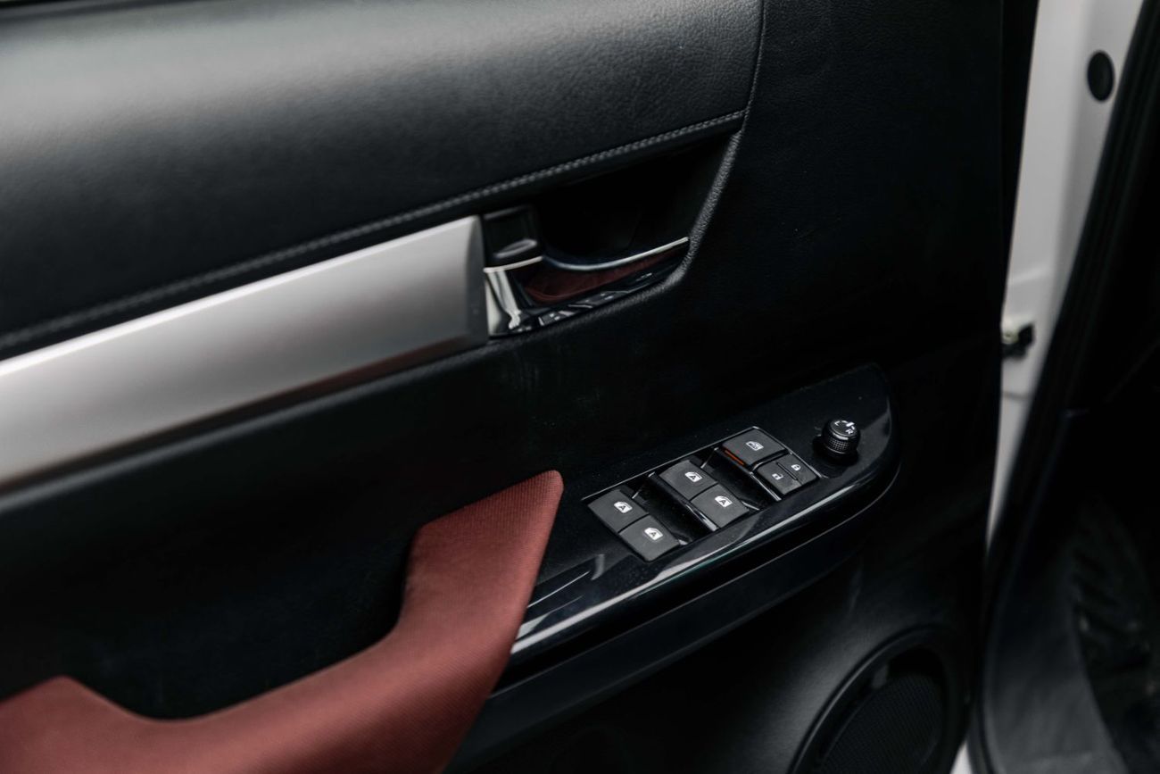 تويوتا هيلوكس Double Cab 2.7L - Super White Inside Maroon | Export Only