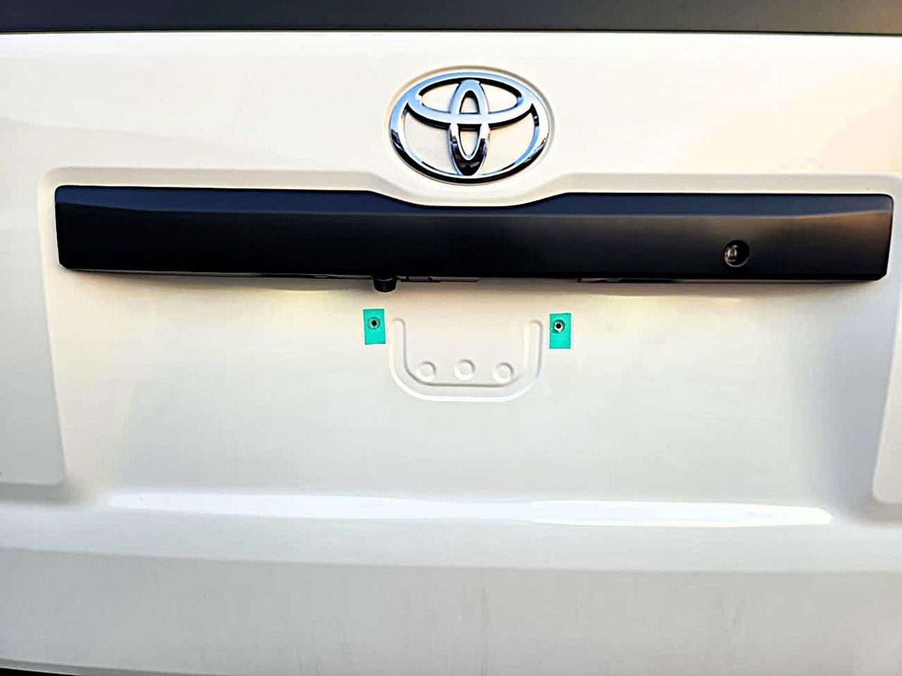تويوتا هاياس GL Toyota Hiace High Roof Black Bump 3.5l M/T White color With MoonRoof 2026