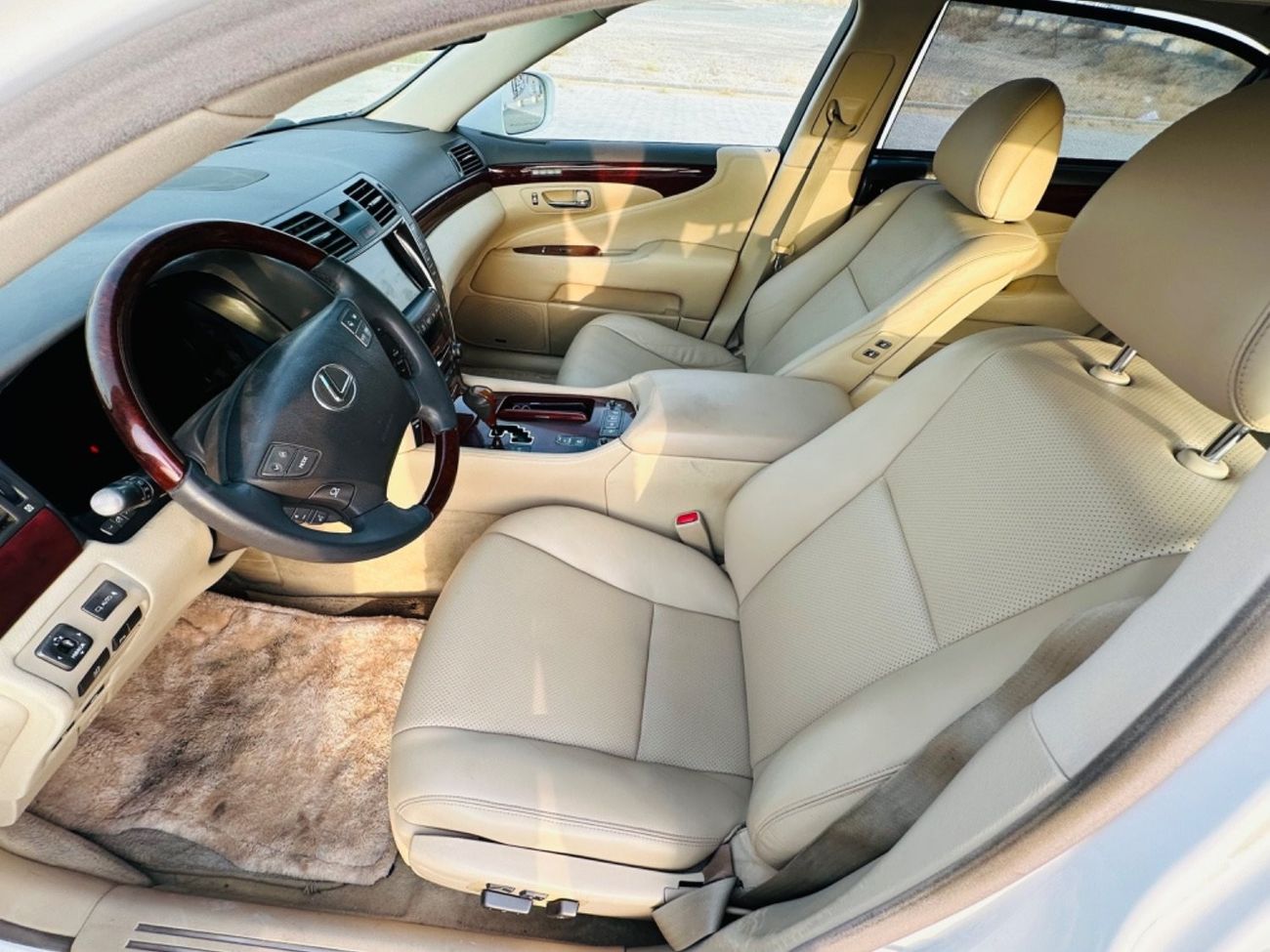 لكزس LS 460 موديل 2009 خليجي فل مواصفات كراسي جلد وفتحه وتحكم كهربي كامل ونظام صوت ممتاز وكاميرا خلفيه