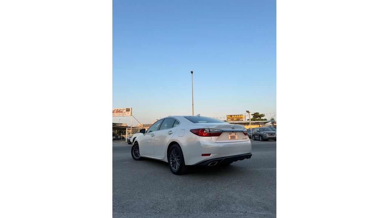 Lexus ES350 Platinum Lexus ES350 2018 with engine capacity 3.5 in perfect condition 163,000 km cable car