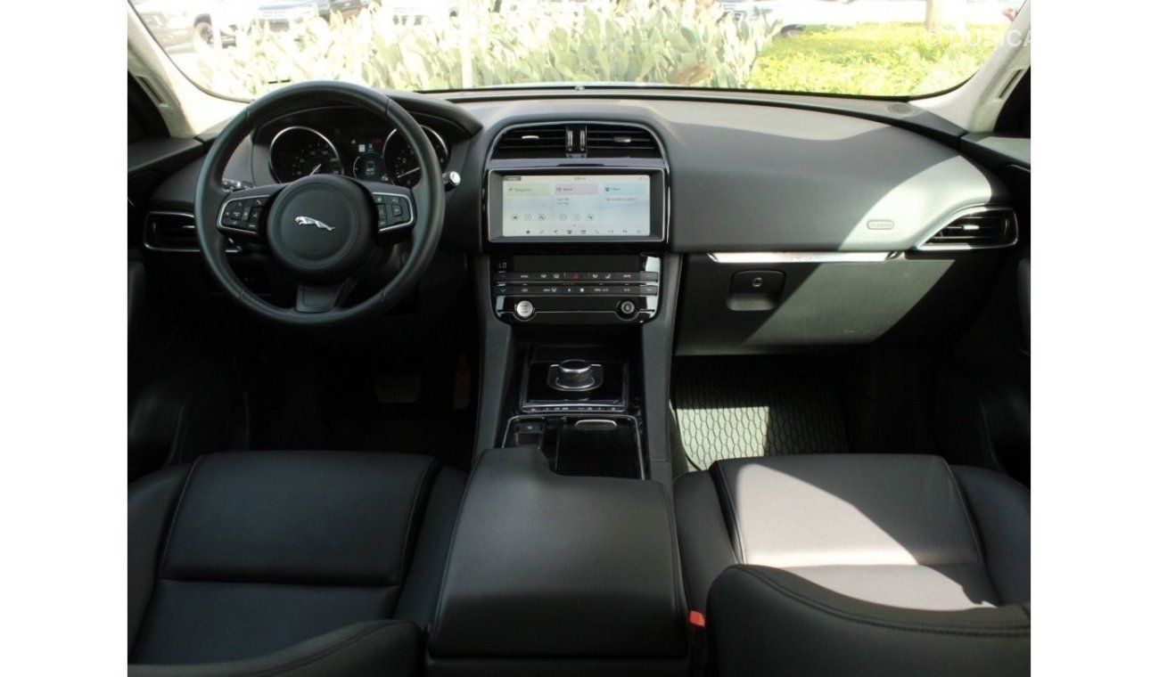 جاكوار F بيس SE