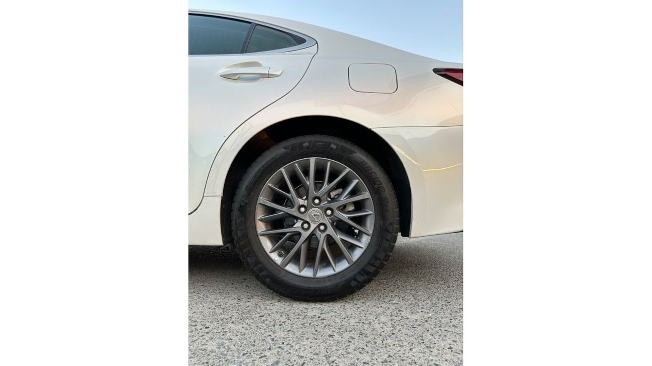 Lexus ES350 Platinum Lexus ES350 2018 with engine capacity 3.5 in perfect condition 163,000 km cable car