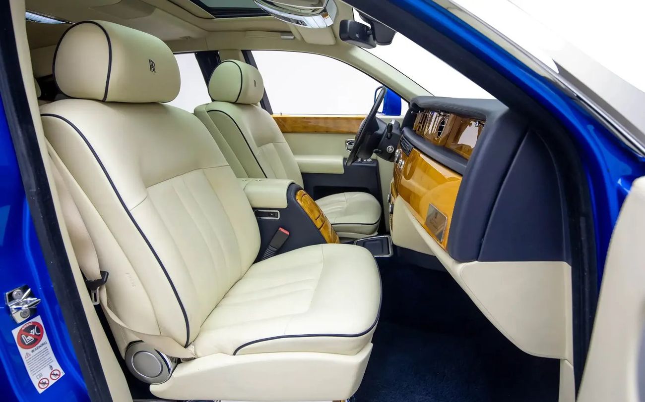 Rolls-Royce Phantom Std 6.8L Sedan ( Full Options With Star Lights ) - GCC Spec