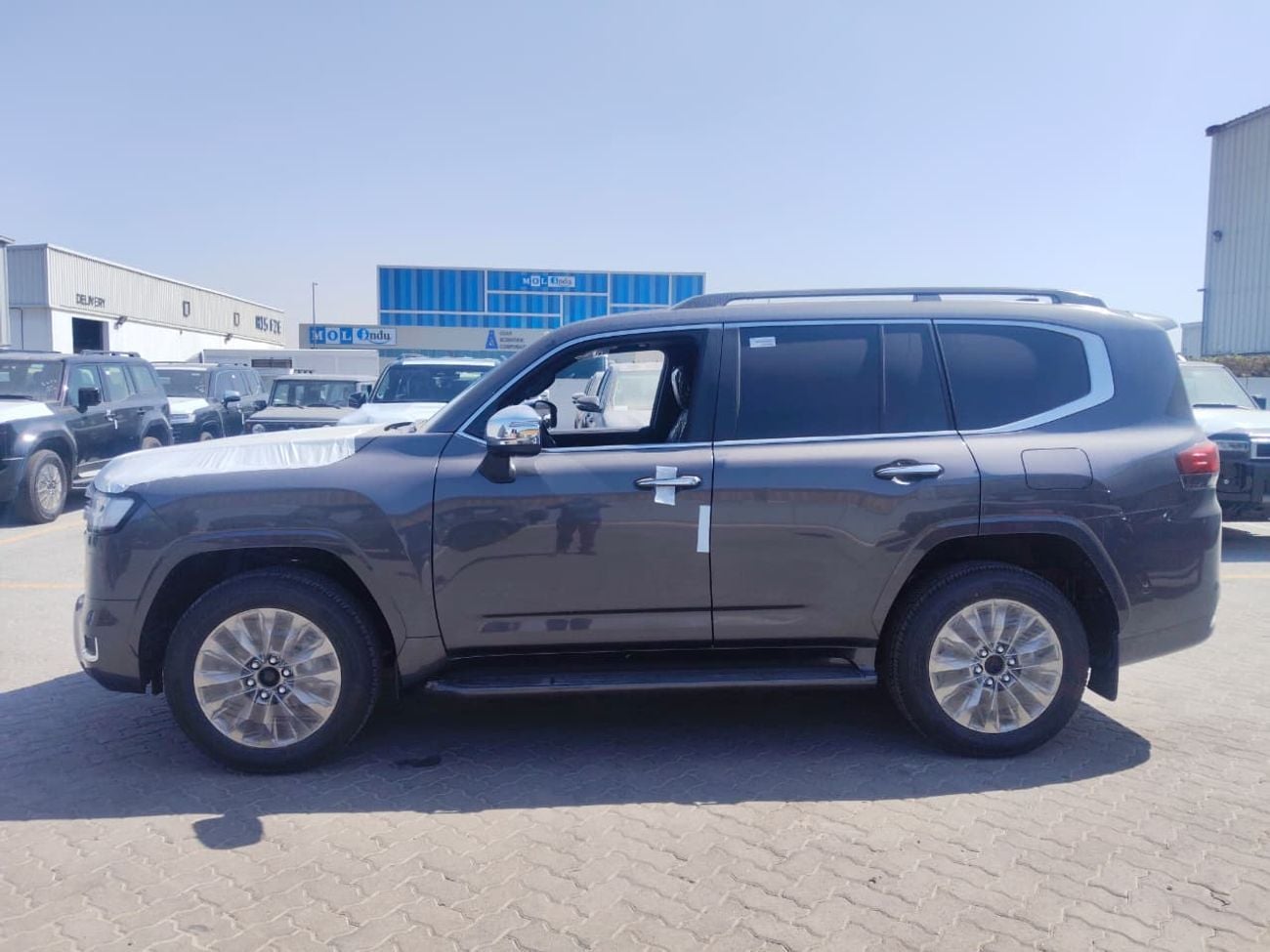 تويوتا لاند كروزر VXR 3.5L Petrol Automatic (EXPORT TO AFRICA ONLY)