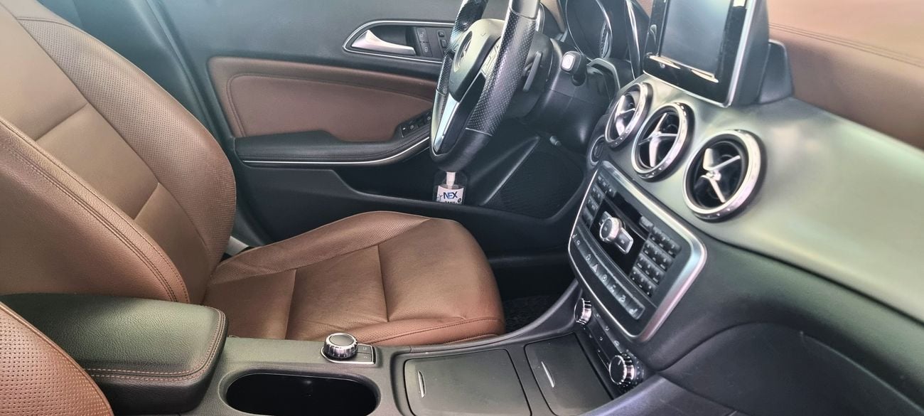 مرسيدس بنز GLA 250 4MATIC (All-Wheel-Drive)