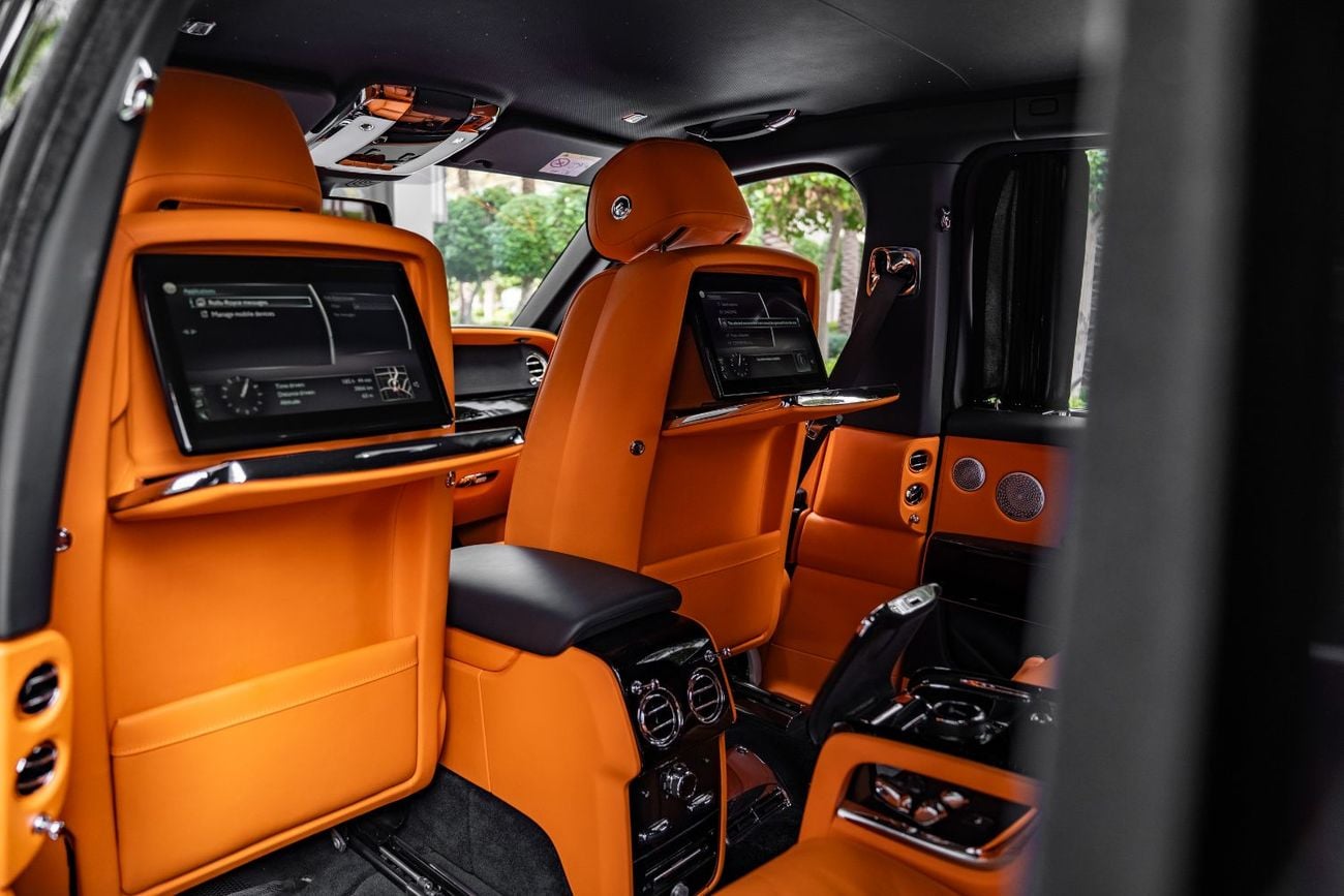 Rolls Royce Cullinan BLACK BADGE Fully loaded 2keys Original paint No Accident Under Warranty and Service Contract