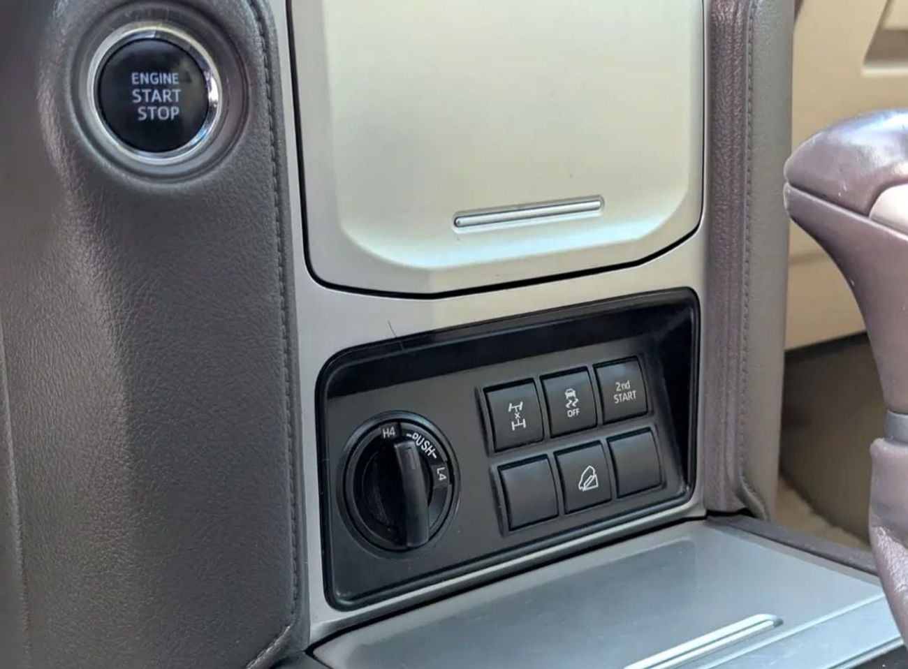 تويوتا برادو Toyota prado 2018Model VXR 4.0L v6 petrol Engine Colour White Transmission Automatic Interior.Begie